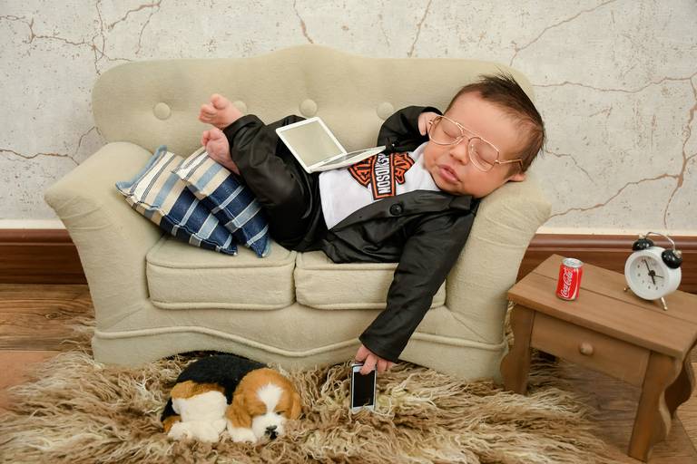 sofá notebook iphone