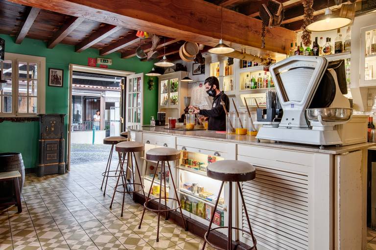 tasca da poncha funchal madeira turismo bar