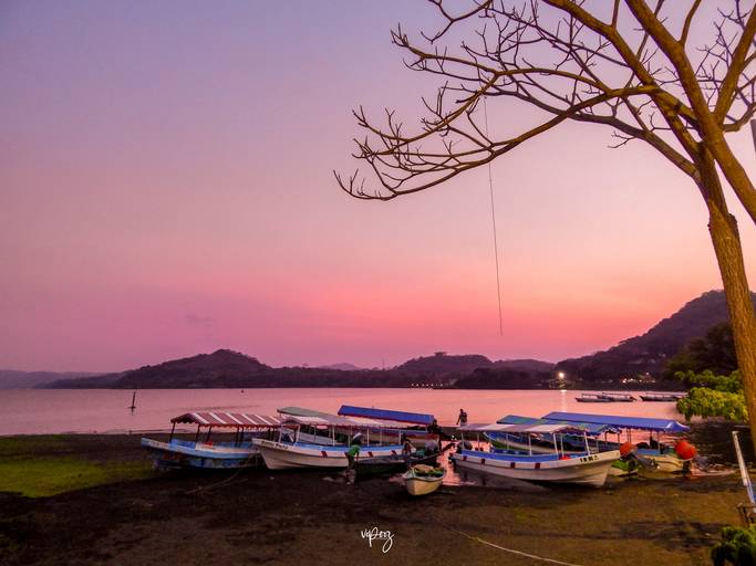 CAZADORA DE INSTANTES; EXPRÉS
<<El equipo no importo, un instante me atrapó ( y yo lo lleve a casa a tomar café)>>.