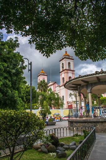 REUNIÓN DE VARIOS; NO IMPORTA EL CLIMA.
Globero, algodonero, bolero, amigos, familia y uno que otro despistado. 
