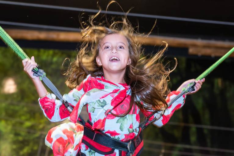 Alicia voando alto durante o seu aniversário de 9 anos na Casa Fantástica em Belo Horizonte, pela fotógrafa Fabiana Bomfim.