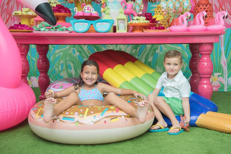 Alícia durante o seu aniversário de 8 anos com o tema Pool Party, ao lado do seu irmão Réver Jr., pela fotógrafa Fabiana Bomfim.