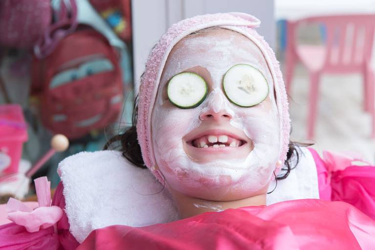 Alicia se divertindo muito no SPA Relax montado para a sua festa pool party, pela fotógrafa Fabiana Bomfim.