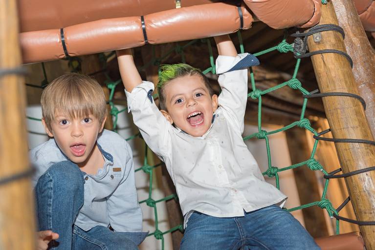 Caio esbanjando alegria e diversão durante o seu aniversário de 5 anos no Espaço Aldeia, Rio de Janeiro, pela fotógrafa Fabiana Bomfim.