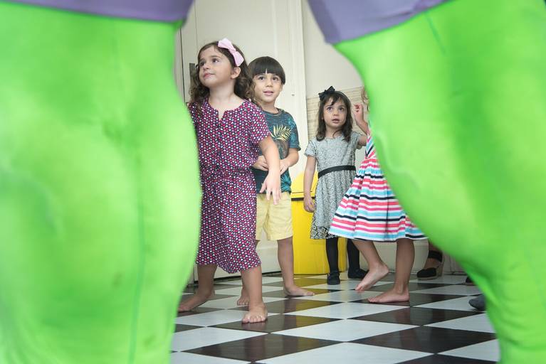 Davi e Milena com os olhares atentos ao Hulk, durante a comemoração de seus aniversários, pela fotógrafa Fabiana Bomfim.