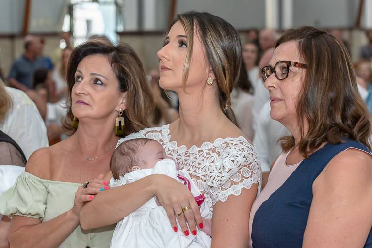 Batizado da Manuela, filha da Deisi e Adilson Warken, na Paróquia Nossa Senhora da Consolação e Correia, em Belo Horizonte, pela fotógrafa Fabiana Bomfim