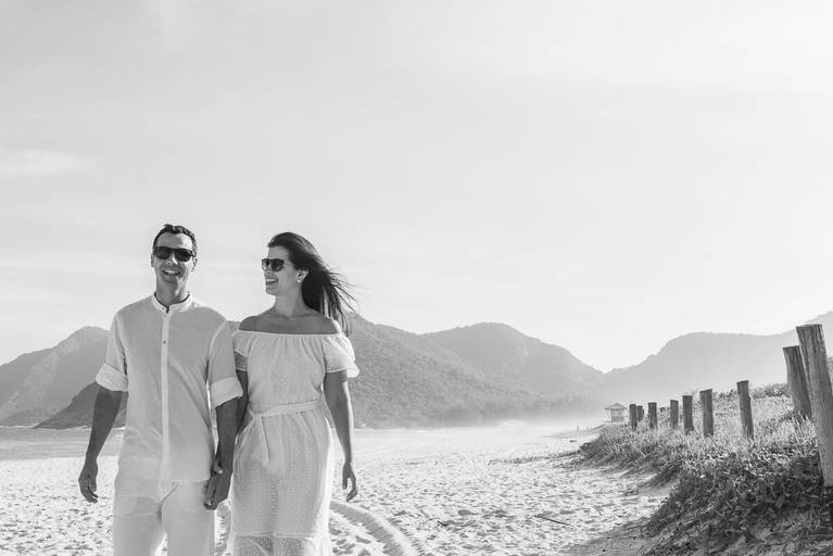 Ensaio de pre wedding dos noivos Juliana e Wallace feito na praia de Grumari pela fotógrafa Fabiana Bomfim