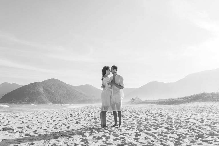 Ensaio de pre wedding dos noivos Juliana e Wallace feito na praia de Grumari pela fotógrafa Fabiana Bomfim