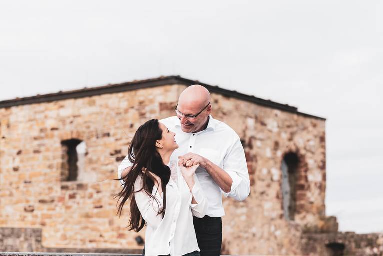 Alice e Steffen durante o ensaio de pre wedding nas ruínas do castelo Hohenrechberg, na cidade de Schwäbisch Gmünd, na 
