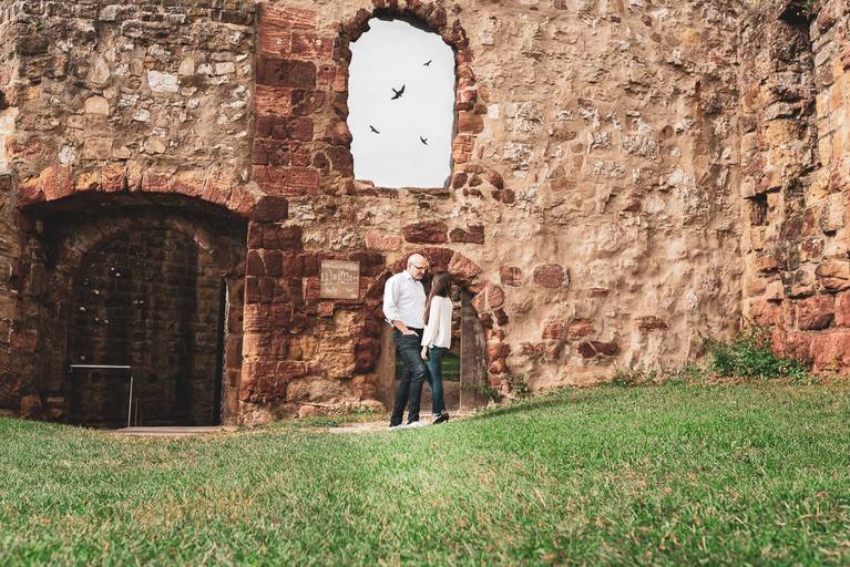 Alice e Steffen durante o ensaio de pre wedding nas ruínas do castelo Hohenrechberg, na cidade de Schwäbisch Gmünd, na 