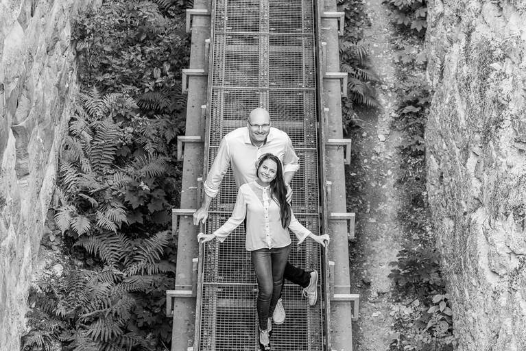 Alice e Steffen durante o ensaio de pre wedding nas ruínas do castelo Hohenrechberg, na cidade de Schwäbisch Gmünd, na 