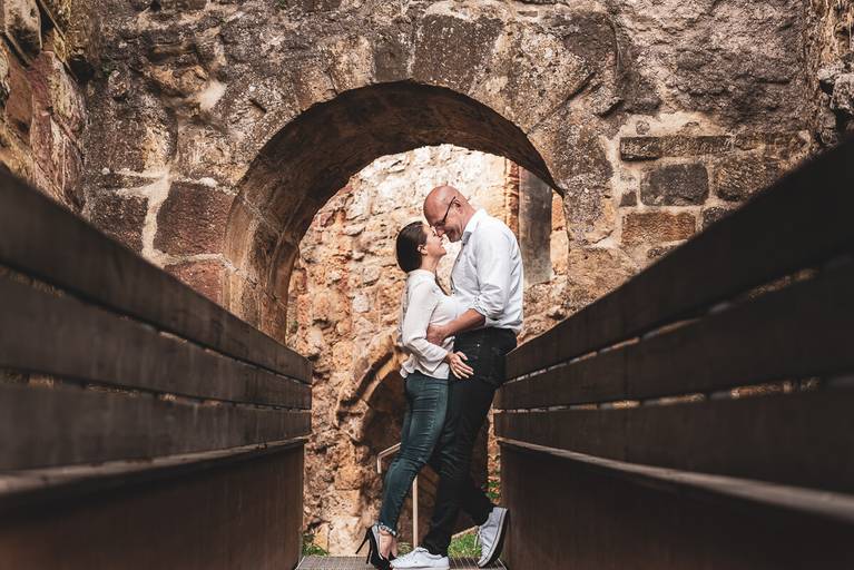 Alice e Steffen durante o ensaio de pre wedding nas ruínas do castelo Hohenrechberg, na cidade de Schwäbisch Gmünd, na 
