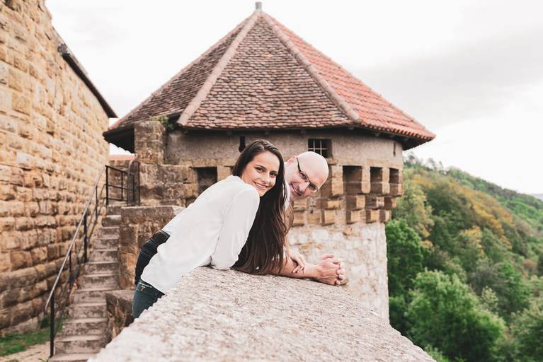 Alice e Steffen durante o ensaio de pre wedding nas ruínas do castelo Hohenrechberg, na cidade de Schwäbisch Gmünd, na 