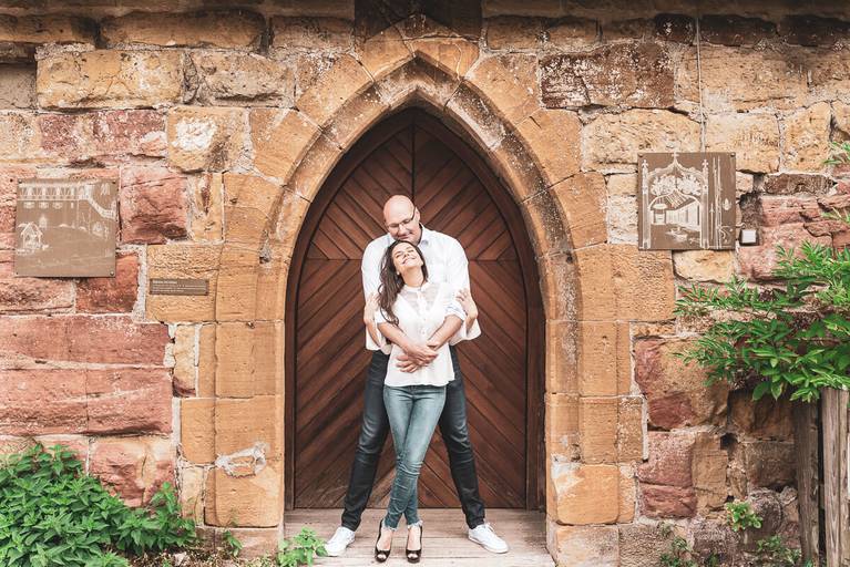 Alice e Steffen durante o ensaio de pre wedding nas ruínas do castelo Hohenrechberg, na cidade de Schwäbisch Gmünd, na 
