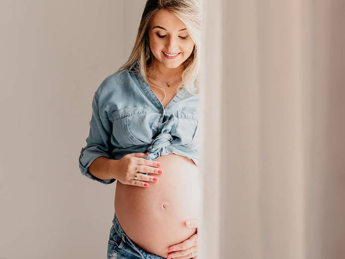 Ensaio de gestante da Deisi e Adilson Warken, à espera da Manuela, realizado em Belo Horizonte, pela fotógrafa Fabiana Bomfim. 