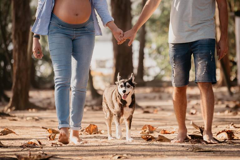 Manoela, Rafael e Rebeka (4 patas) à espera da Clara, pela fotógrafa Fabiana Bomfm.