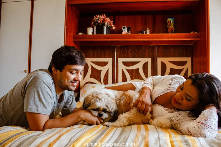 ensaio gestante em casa foto de grávida com cachorro lifestyle rj