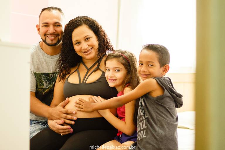 ensaio gestante família foto com a mão na barriga da grávida mãe de segunda viagem rio de janeiro