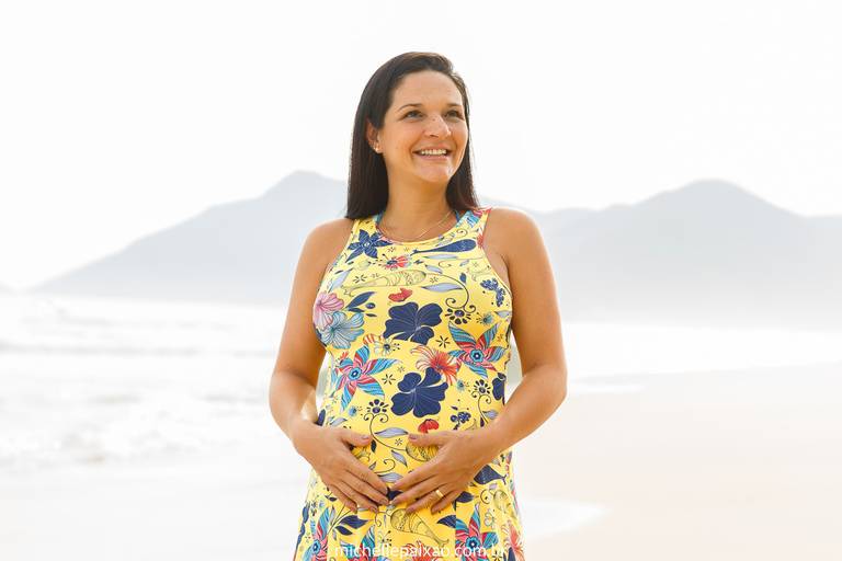 ensaio gestante na praia de grumari rj