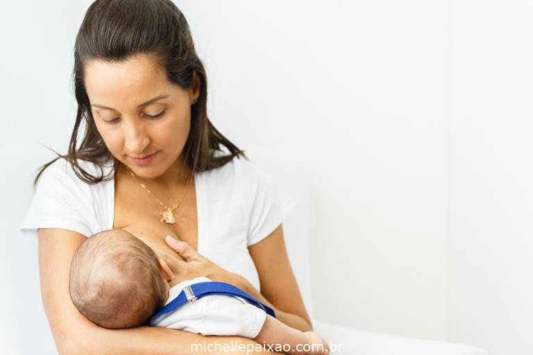 ensaio fotográfico de bebê rio de janeiro mãe amamentando bebê