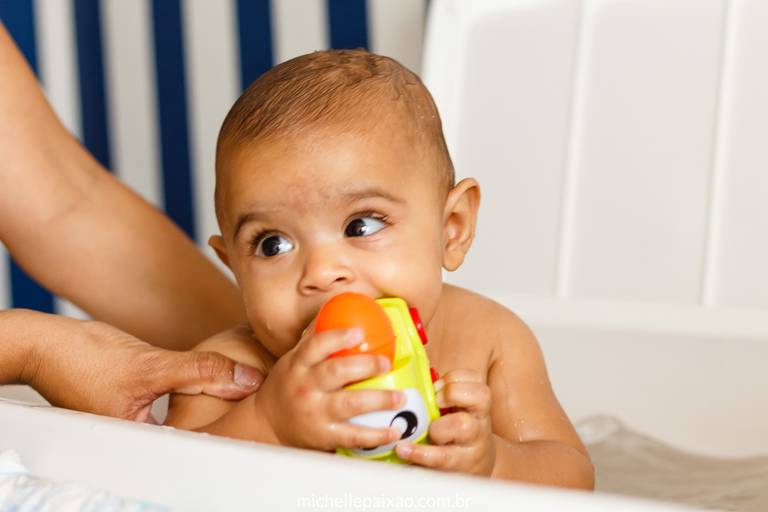 ensaio lifestyle de bebê foto de bebê no banho acompanhamento mensal fotos rj