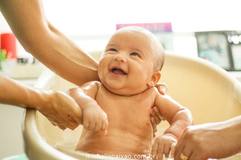 ensaio fotográfico bebê na banheira fotografia lifestyle de família rio de janeiro
