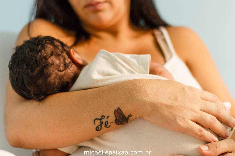 fotos de newborn lifestyle com pais mãe tatuada amamentação rj