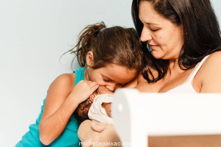 bebê 1 mês com irmãos ensaio newborn lifestyle  rio de janeiro