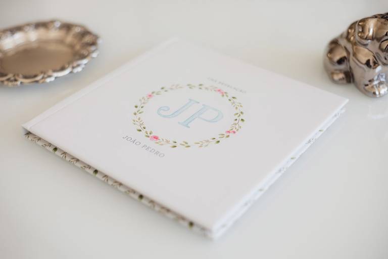 álbum personalizado com monograma na capa