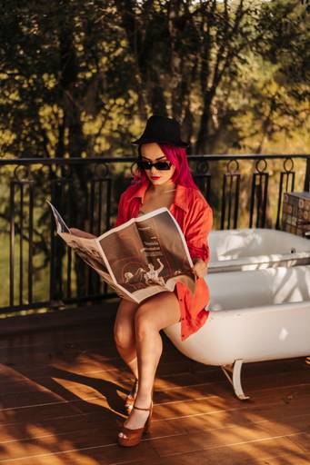 ensaio intimista feminino com jornal