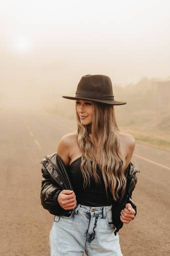 foto feminina neblina no frio