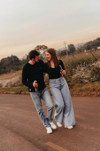 Ensaio casal coom cerveja