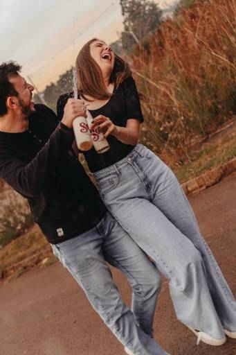 Ensaio casal coom cerveja