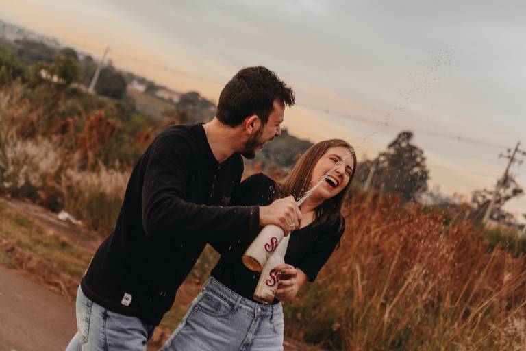 Ensaio casal coom cerveja