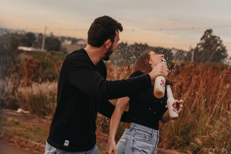 Ensaio casal coom cerveja