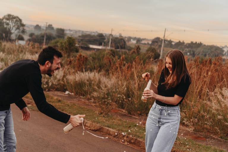 Ensaio casal coom cerveja