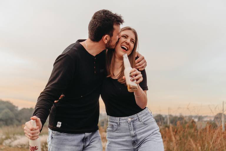 Ensaio casal coom cerveja