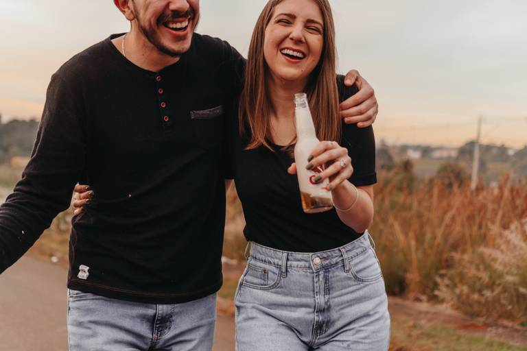 Ensaio casal coom cerveja