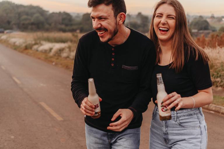 Ensaio casal coom cerveja