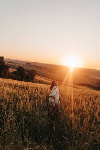 mulher no pôr do sol