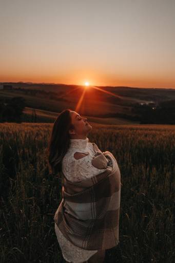 mulher no pôr do sol
