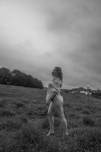 Ensaio intimista no mato com chuva