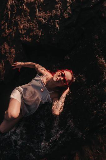 Ensaio feminino intimista na água