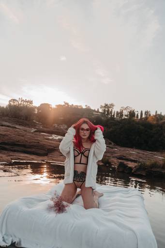 Ensaio feminino intimista na  no colchão