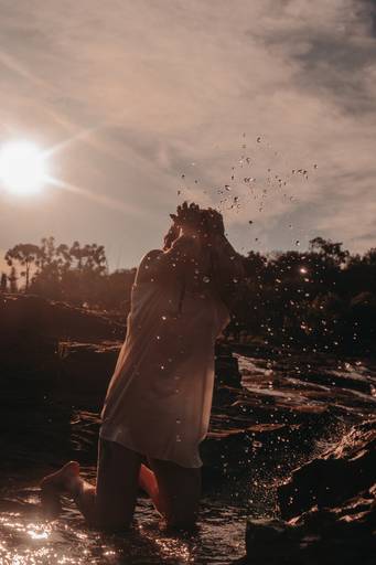 Ensaio feminino intimista na água