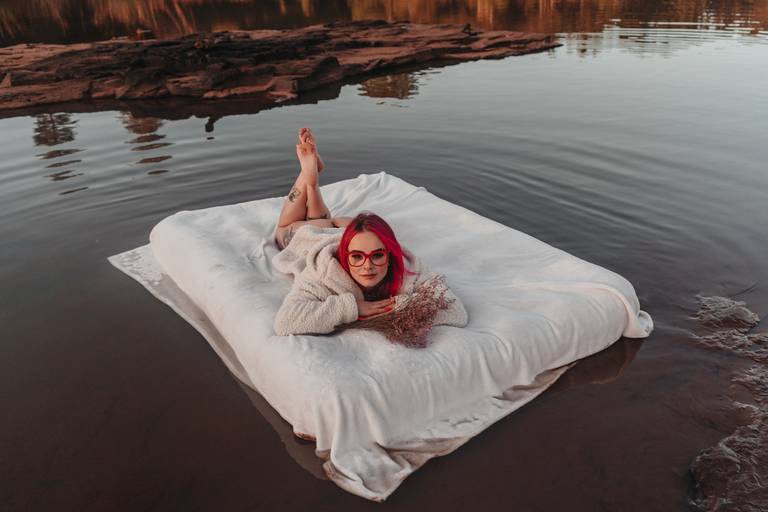 Ensaio feminino intimista na  no colchão