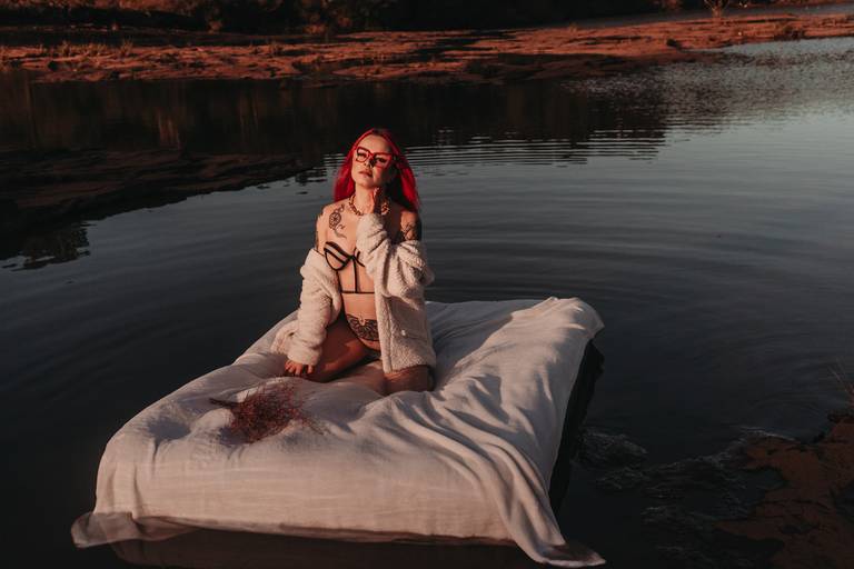 Ensaio feminino intimista na  no colchão