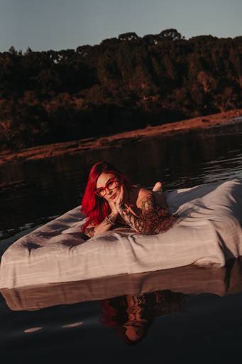 Ensaio feminino intimista na água