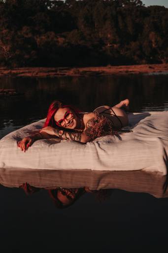 Ensaio feminino intimista na água