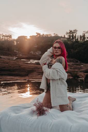 Ensaio feminino intimista na  no colchão